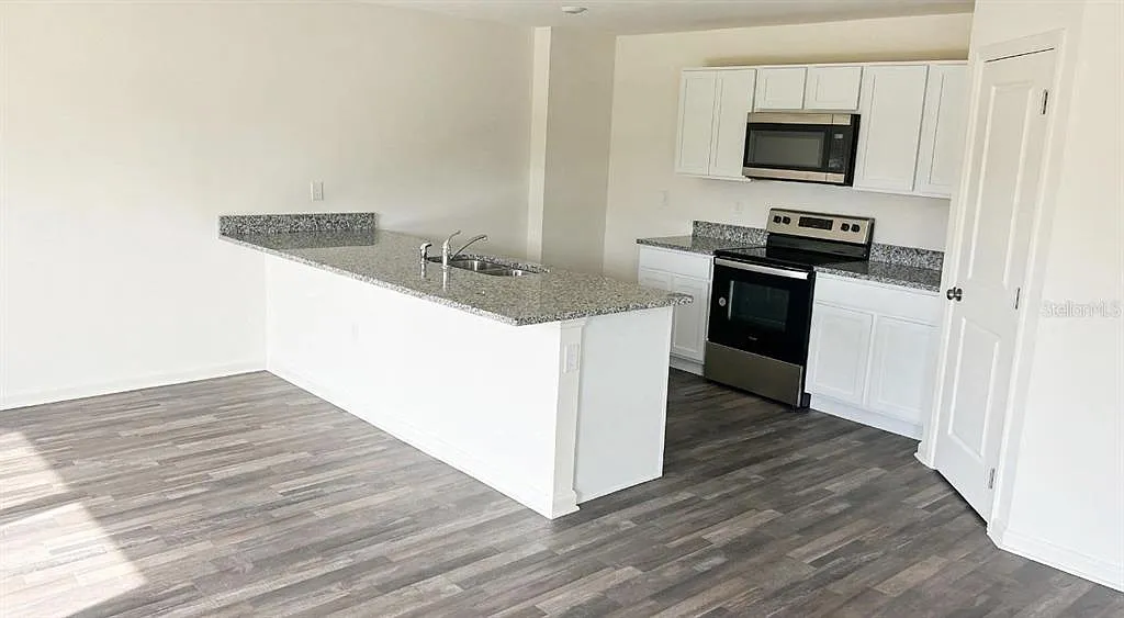 4 bed, 2.5 bath, 1964 sqft, $2,350 — Photo 2