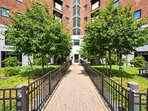 165 Cottage St APT 701, Chelsea, MA 02150