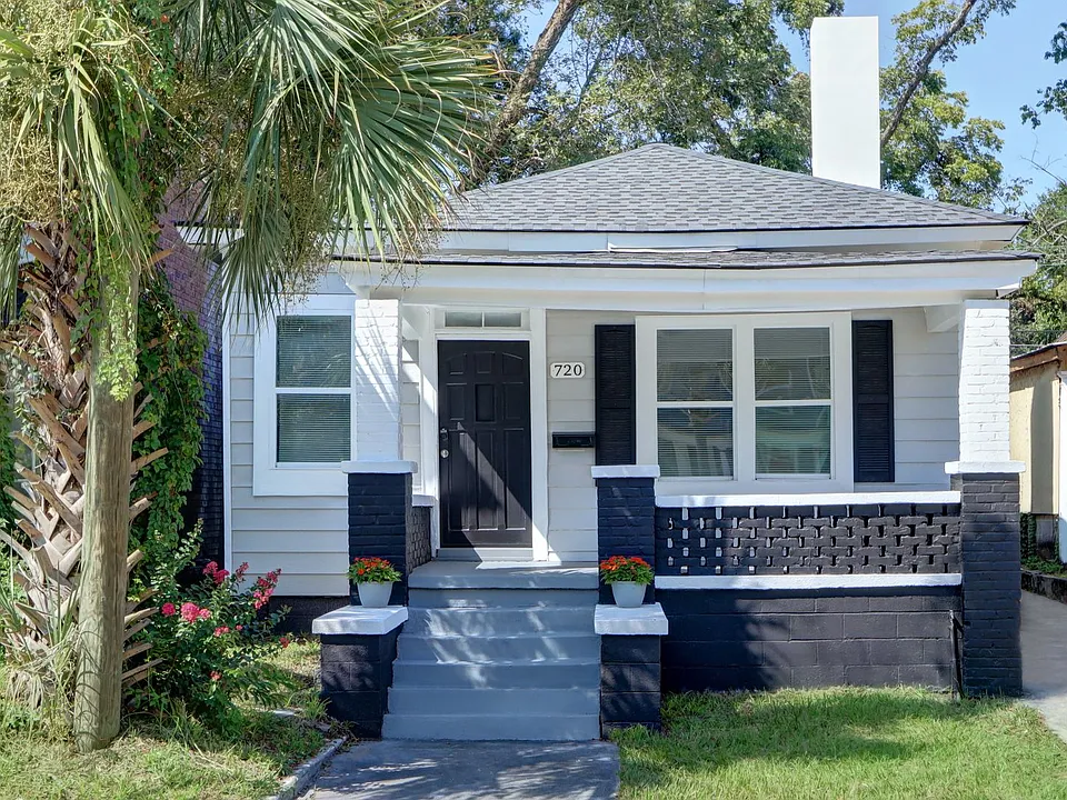 720 W Victory Dr