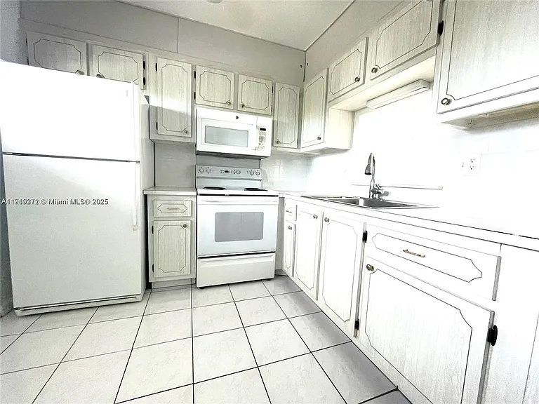 620 NE 12th Ave #406 — Photo 8