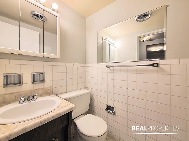445 W Barry — Photo 172