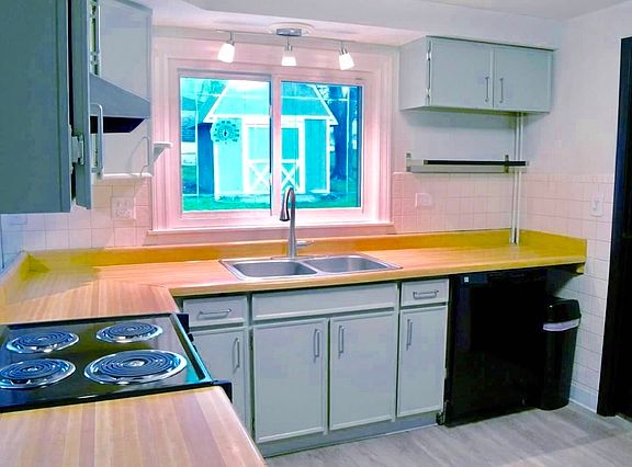 3rd image of 708 S Braintree Dr