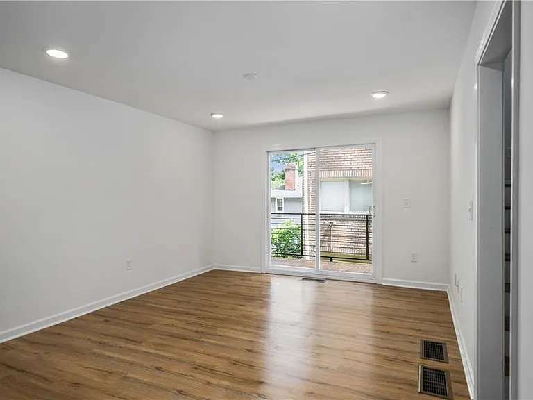 704 Durant Pl NE #B — Photo 5