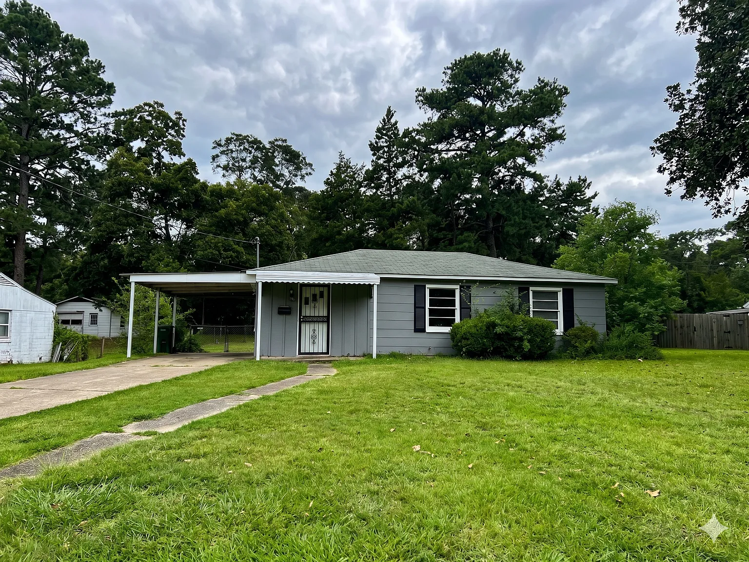 3 bed, 1.0 bath, 912 sqft, $1,300 — Photo 1