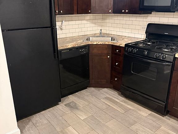 3rd image of 4054 N Sheridan Rd