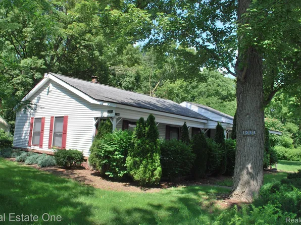 1586 Ridge Rd, Ypsilanti, MI 48198