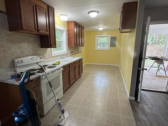 4th image of 262 Mountainview St