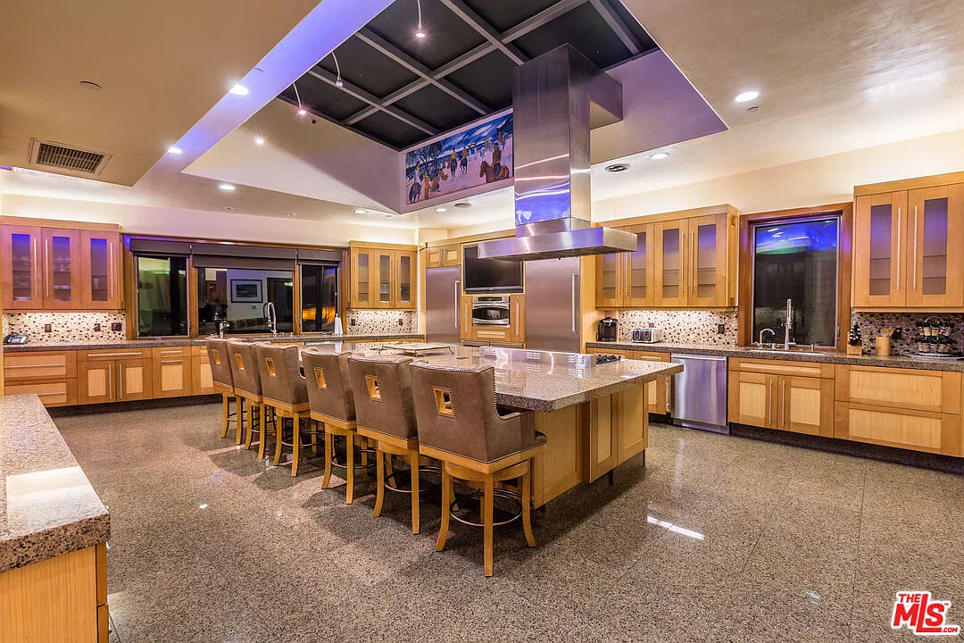 6 bed, 9.0 bath, 9200 sqft, $22,900 — Photo 4