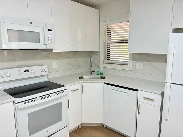3460 NW 47th Ave — Photo 5