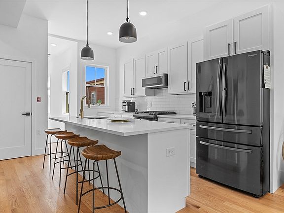 3rd image of 217 Lexington St Floor 2