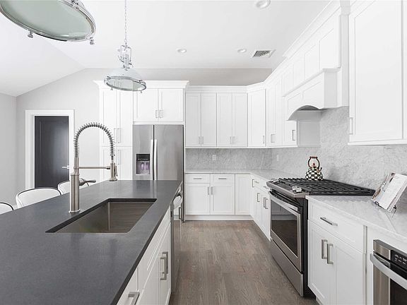 5th image of 46 Gristmill Ln