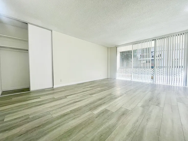Occidental Towers Apartments — Photo 56
