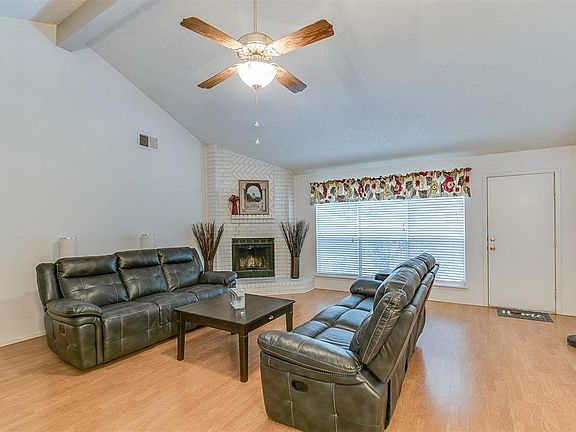 4th image of 409 Meadowpoint Dr