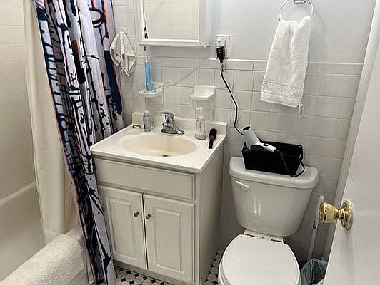 5th image of 422 E 73rd St APT 5C