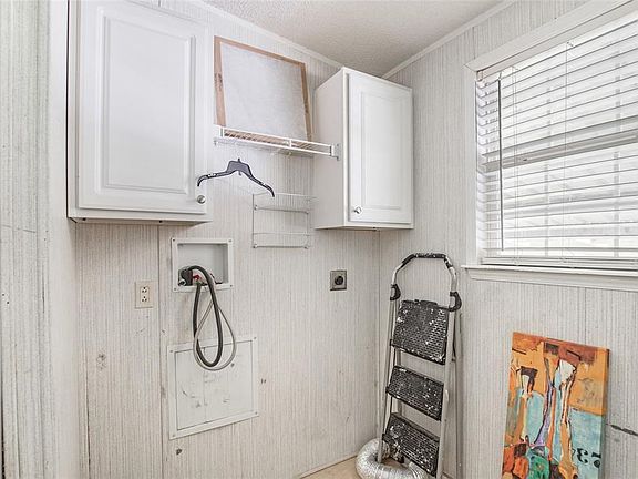 3rd image of 23998 Creekwood Dr