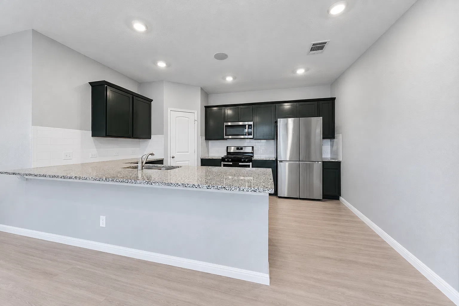 4 bed, 1922 sqft, $2,450 — Photo 3
