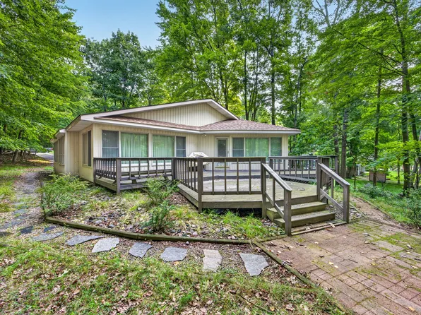 9855 Golf Port Dr, Stanwood, MI 49346