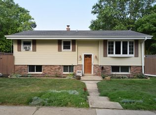 226 Jasper Ln, Waukesha, WI 53188