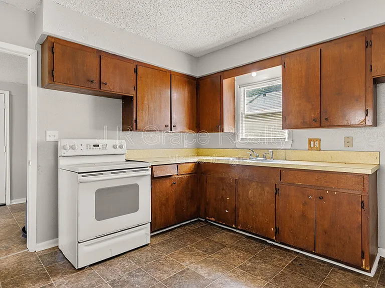807 W Sabine St — Photo 2