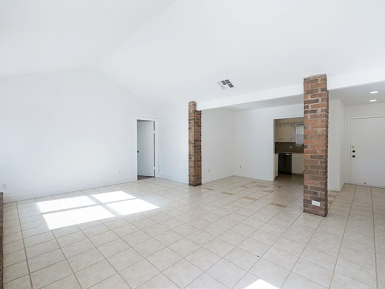 2201 Singletree Ave — Photo 4