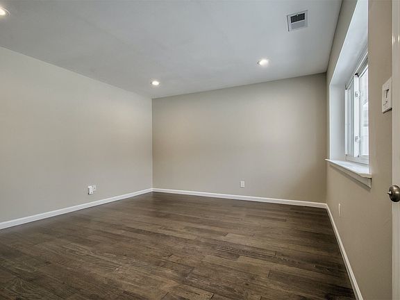 4th image of 240 Storm Dr #240