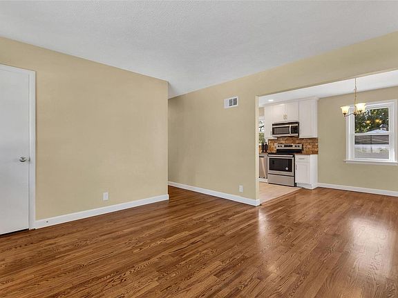 4th image of 10828 Lawnbrook Dr