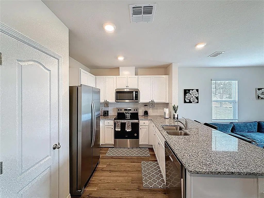 3 bed, 2.5 bath, 1463 sqft, $1,800 — Photo 3
