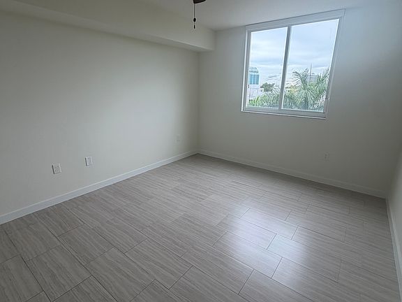 3rd image of 445 NE 39th St #502