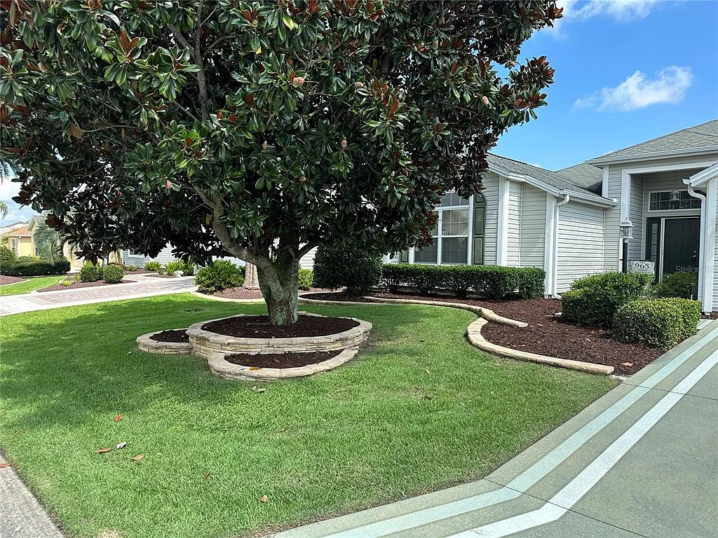 3 bed, 2.0 bath, 2000 sqft, $4,200 — Photo 2