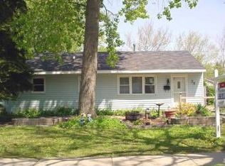 28 Golf View Ln, Carpentersville, IL 60110