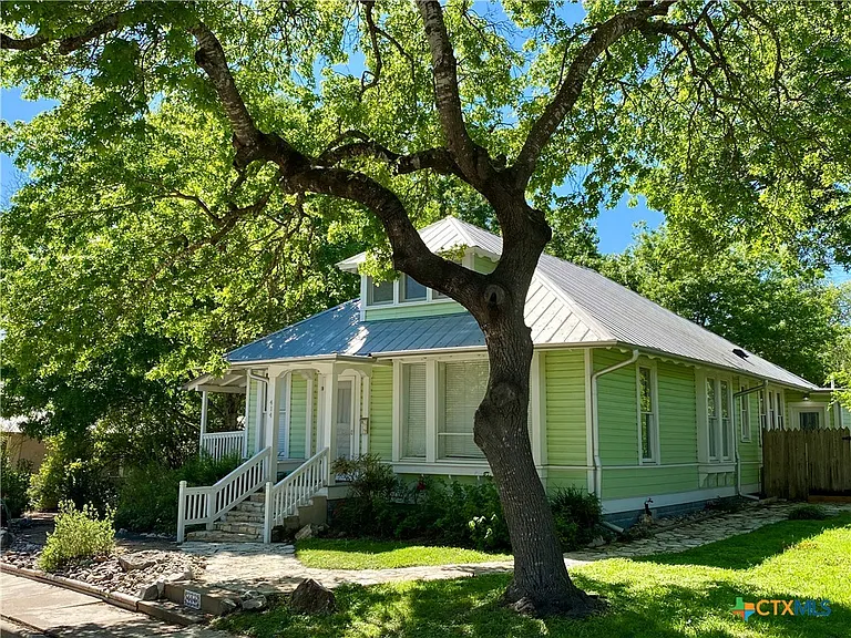 414 W San Antonio St — Photo 2