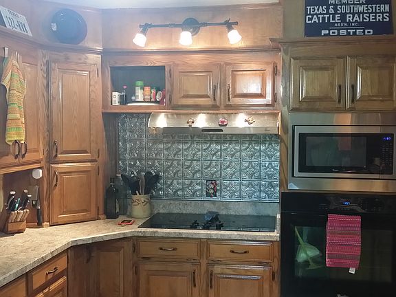 Kitchen w/ Loads of Storage