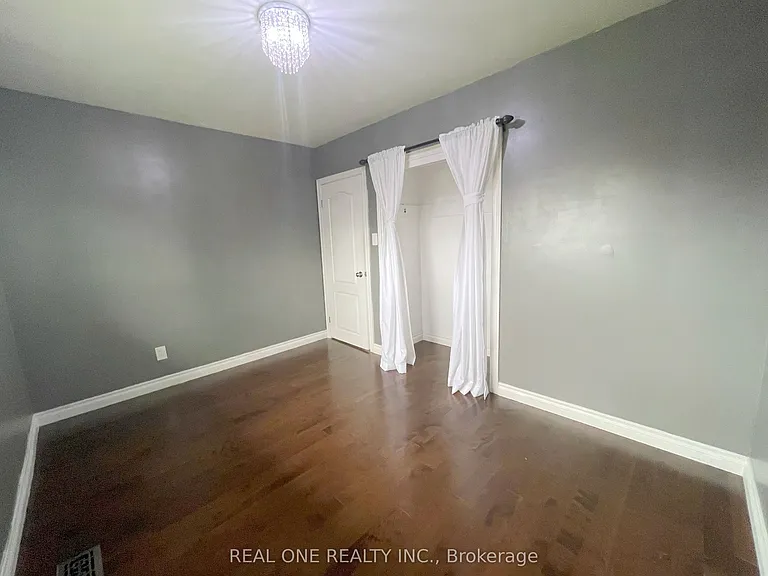 138 Welbourn Dr #UPPER — Photo 14