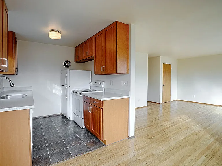 Dolores Manor Apartments — Photo 9