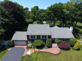 15 Salem Ridge Dr, Huntington, NY 11743