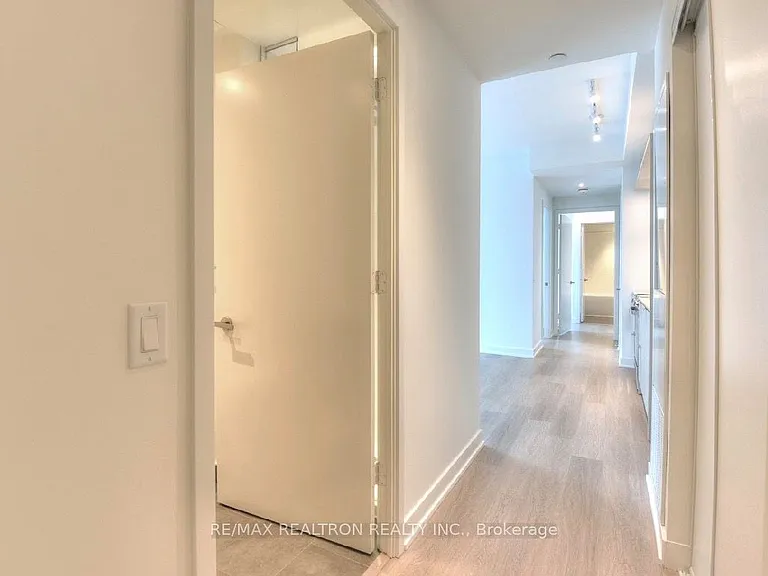 448 Burnhamthorpe Rd W #811 — Photo 8