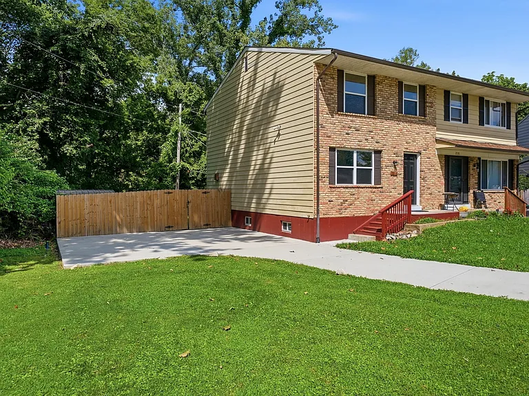 2216 Jackson Dr — Photo 1