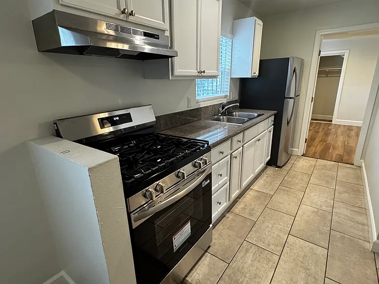 8765 S San Pedro St #1/2 — Photo 2