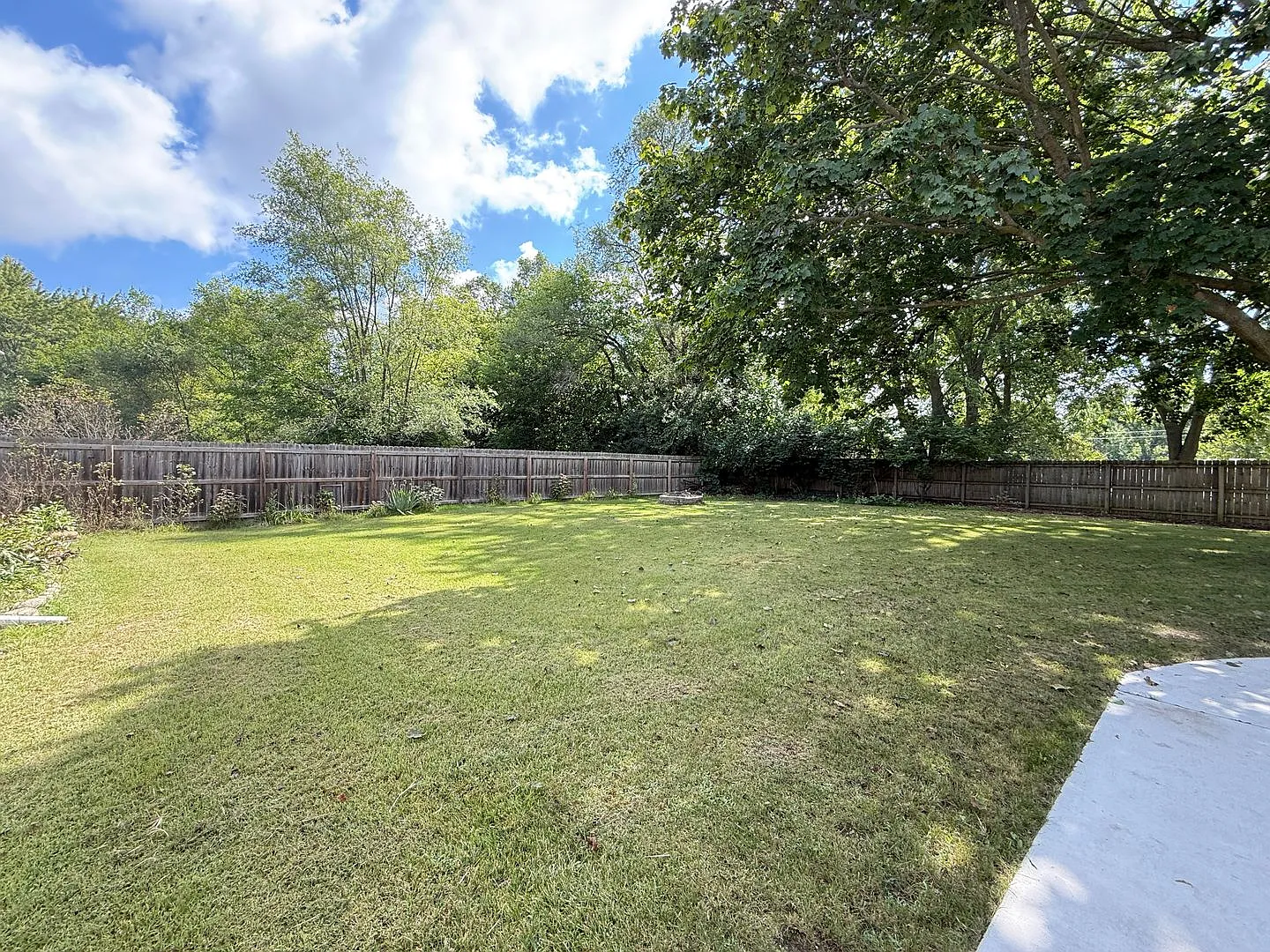 Charming 3-Bedroom Ranch with In-Ground Pool & Large Fenced Yard — Photo 4