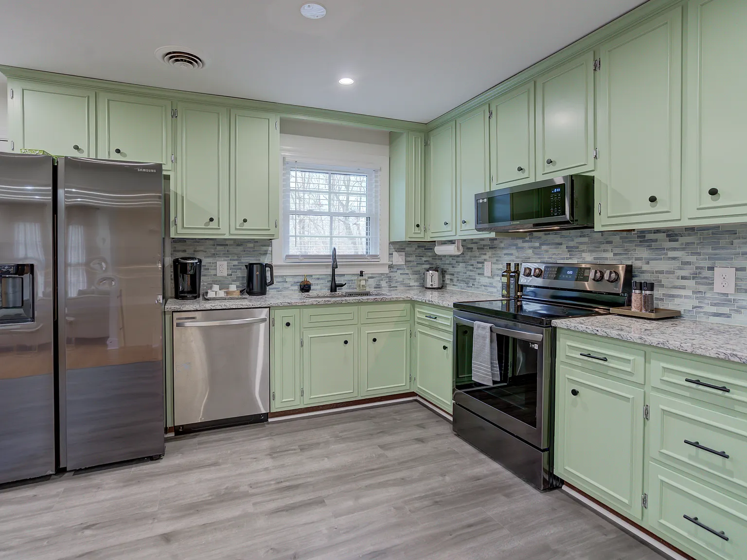 5 bed, 2850 sqft, $7,650 — Photo 2
