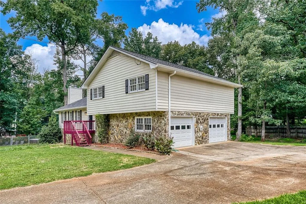 3 bed, 2.0 bath, 1998 sqft, $2,499 — Photo 3