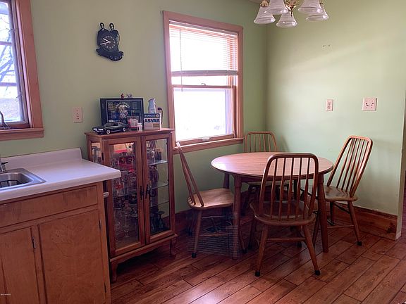 3rd image of 325 Paul St