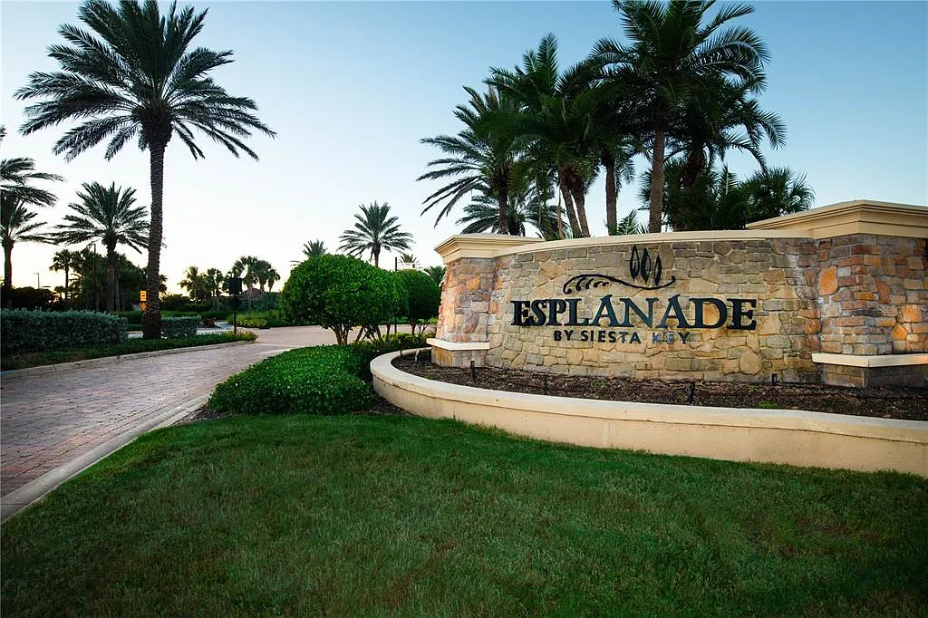 3 bed, 3.0 bath, 2358 sqft, $10,000 — Photo 2