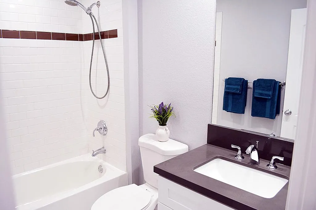 226 Lakeshore Ct — Photo 3