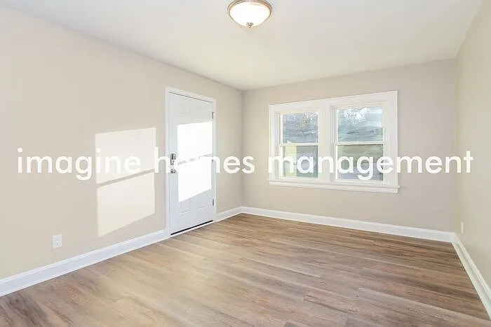 3 bed, 1.0 bath, 1296 sqft, $2,195 — Photo 2