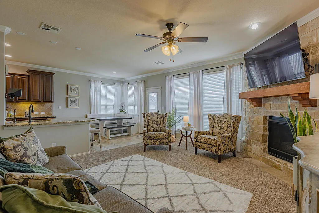 4 bed, 2.5 bath, 3061 sqft, $4,200 — Photo 3