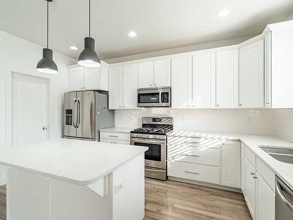5th image of 832 W Daylight Dr