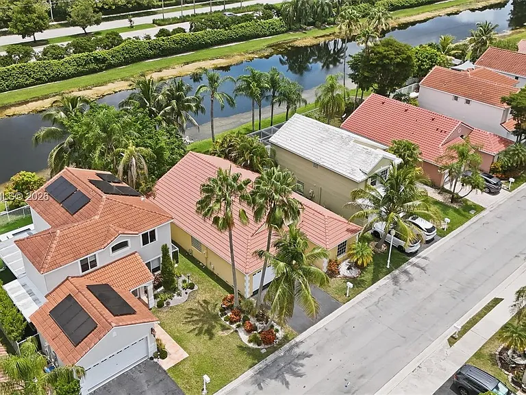 411 Bermuda Springs Dr — Photo 4