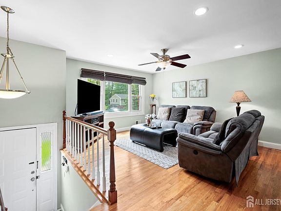 3rd image of 13 Fishel Rd