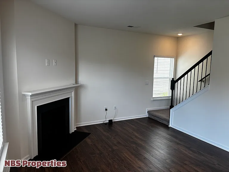 935 Utopia Ln — Photo 6